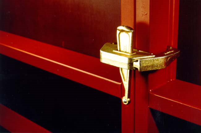 Assembly lock and closed hollow profile